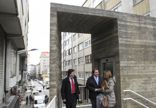 O alcalde asiste á posta en marcha do primeiro ascensor público instalado para mellorar a accesibilidade no barrio Dos mallos